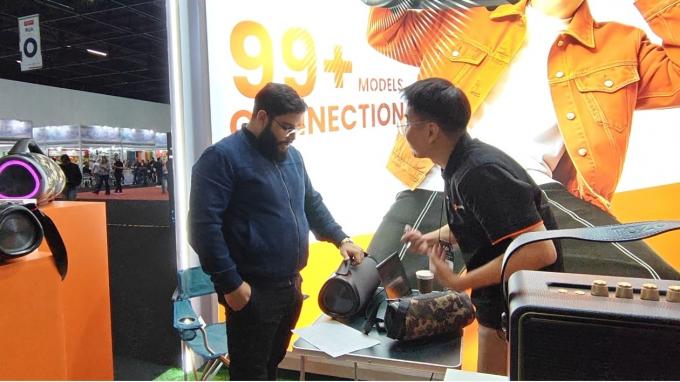 TAZATA Audio team demonstrating the engineered acoustic clarity and flagship sound systems to interested buyers at the ELETROLAR SHOW in Distrito Anhembi, São Paulo.